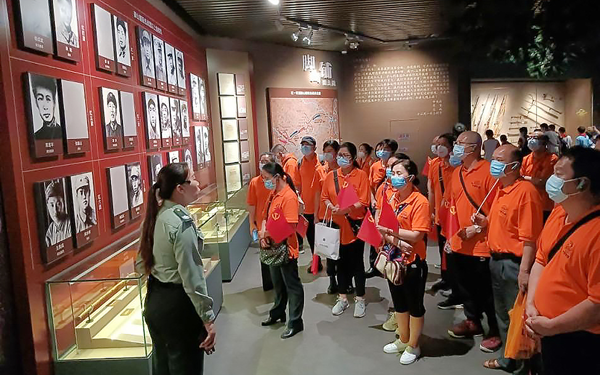 年轻党员在VR党建云展厅教育中有何特殊需求？