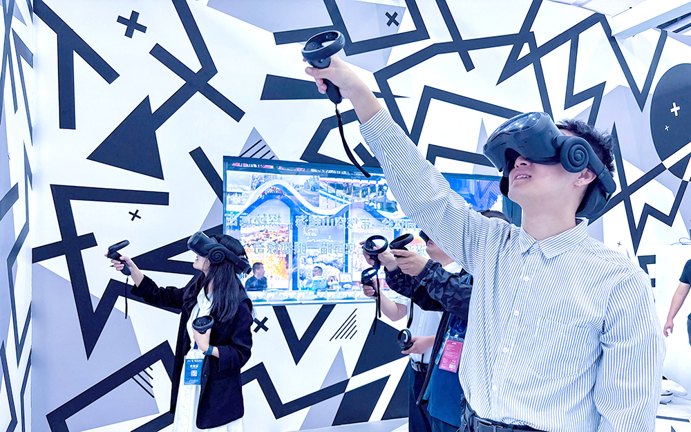 如何通过用户行为数据优化VR线上虚拟展厅内容？