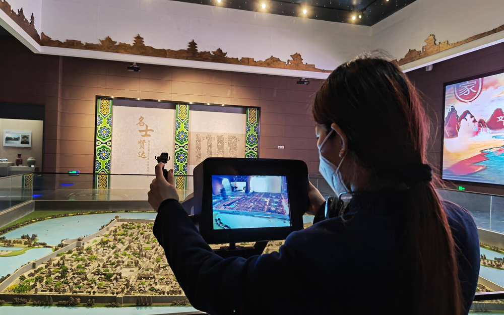 推广博物馆VR展厅时，线上和线下渠道如何结合？